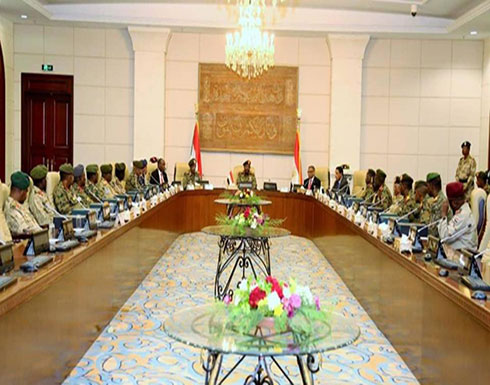 18 عسكرياً يؤدون القسم أمام الرئيس السوداني 18 عسكرياً يؤدون القسم أمام الرئيس السوداني