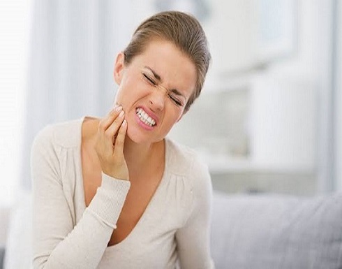 طرق طبيعية فعالة للتخلص من آلام الأسنان للمرأة طرق طبيعية فعالة للتخلص من آلام الأسنان للمرأة