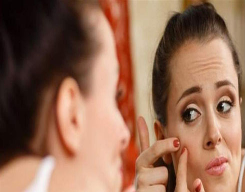 تعانين من البثور؟ طبقي هذه الحيلة لاخفائها تعانين من البثور؟ طبقي هذه الحيلة لاخفائها