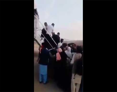 هروب جماعي لكبار مسؤولي وقيادات إدارة كابل بعد هجوم طالبان .. بالفيديو هروب جماعي لكبار مسؤولي وقيادات إدارة كابل بعد هجوم طالبان .. بالفيديو