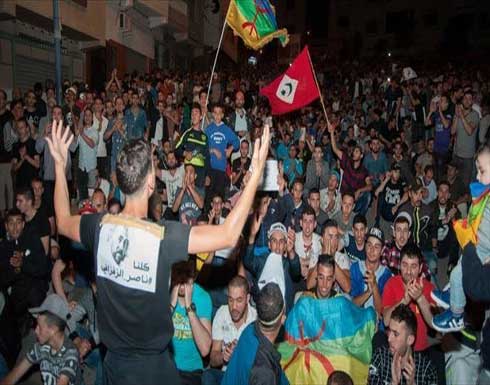 آلاف المغاربة يتظاهرون للمطالبة بإطلاق سراح نشطاء "حراك الريف" آلاف المغاربة يتظاهرون للمطالبة بإطلاق سراح نشطاء "حراك الريف"