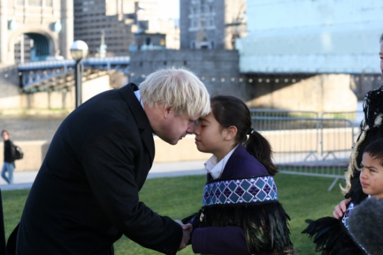 أغرب التحيّات حول العالم