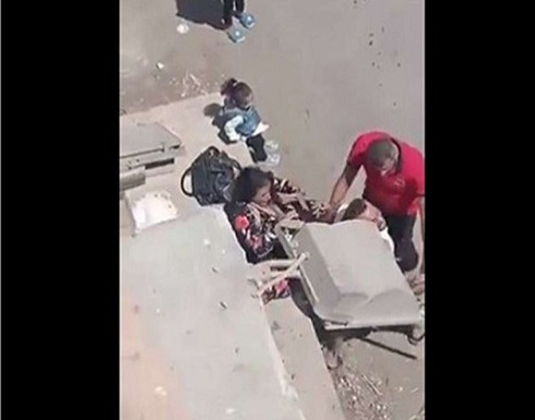 في بلد عربي .. شاهد: رجل يبرح زوجته ضربًا أمام أطفاله في بلد عربي .. شاهد: رجل يبرح زوجته ضربًا أمام أطفاله