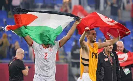 لاعبو منتخب تونس يحتفلون بأعلام فلسطين - فيديو وصور لاعبو منتخب تونس يحتفلون بأعلام فلسطين - فيديو وصور