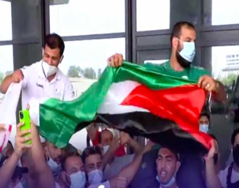محملا على الأكتاف وبأهازيج فلسطين.. هكذا استقبل الجزائريون بطلهم نورين بعد رفضه مواجهة لاعب إسرائيلي- (فيديو) محملا على الأكتاف وبأهازيج فلسطين.. هكذا استقبل الجزائريون بطلهم نورين بعد رفضه مواجهة لاعب إسرائيلي- (فيديو)