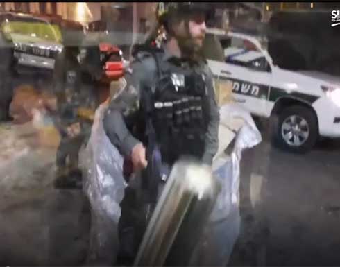 جندي إسرائيلي يمنع توثيق عملية الاعتداء على فلسطيني قبل اعتقاله بالقدس .. بالفيديو جندي إسرائيلي يمنع توثيق عملية الاعتداء على فلسطيني قبل اعتقاله بالقدس .. بالفيديو
