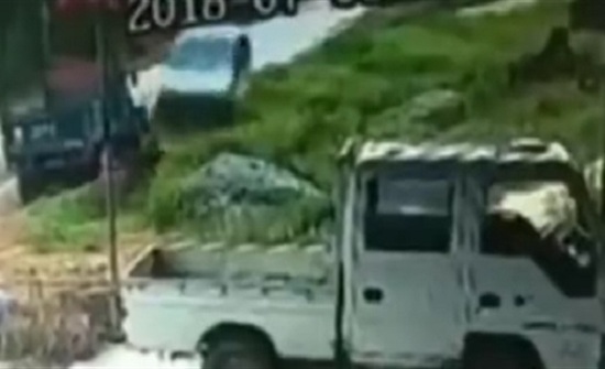 سيارة طائشة تصدم بقرة وتطيح بها في الهواء (فيديو) سيارة طائشة تصدم بقرة وتطيح بها في الهواء (فيديو)