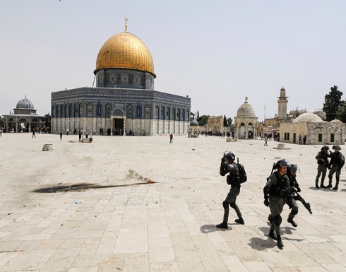 شاهد : جندي إسرائيلي يفرّ هاربا أمام فلسطينيين وسط باحات الأقصى