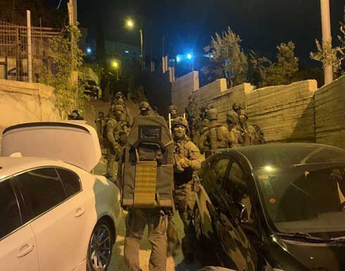 قوات الاحتلال تعتدي على عائلة في جبل المكبر وتعتقل 5 من أفرادها .. بالفيديو قوات الاحتلال تعتدي على عائلة في جبل المكبر وتعتقل 5 من أفرادها .. بالفيديو