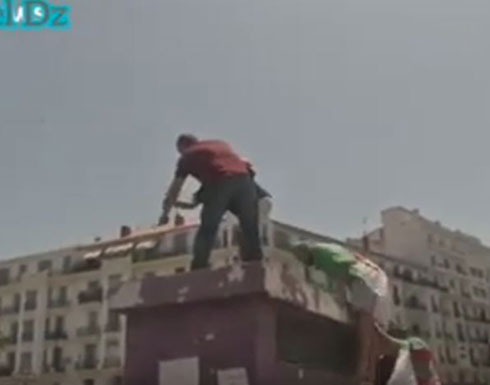 بالفيديو : تواصل المظاهرات بالجزائر ورجل يحاول إشعال النار في نفسه بالفيديو : تواصل المظاهرات بالجزائر ورجل يحاول إشعال النار في نفسه