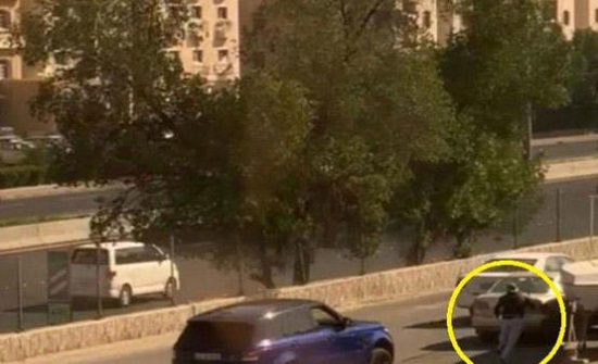 محاولة دهس تثير جدلا في الكويت - فيديو محاولة دهس تثير جدلا في الكويت - فيديو