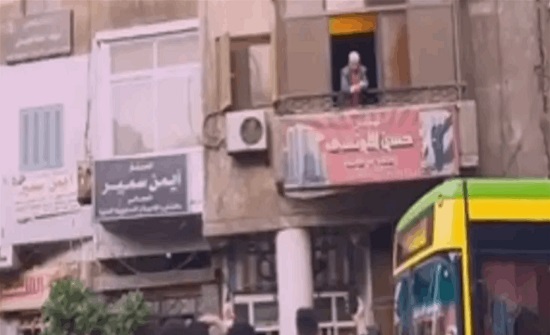 "بنحبك يا حسن".. مصري ينثر الأموال من شرفة مكتبه بمناسبة العيد (فيديو)