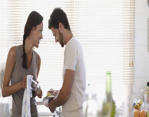 هكذا تؤثر مساعدة الزوج لزوجته في الأعمال المنزلية على علاقتهما هكذا تؤثر مساعدة الزوج لزوجته في الأعمال المنزلية على علاقتهما
