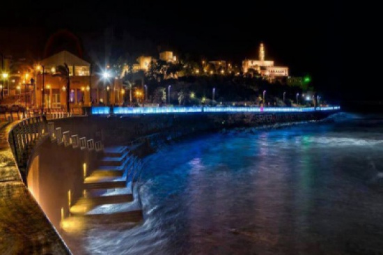 أمواج بحر يافا تضيء الساحل الفلسطيني