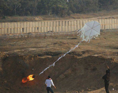 10 حرائق في "غلاف غزة" بفعل بالونات حارقة 10 حرائق في "غلاف غزة" بفعل بالونات حارقة