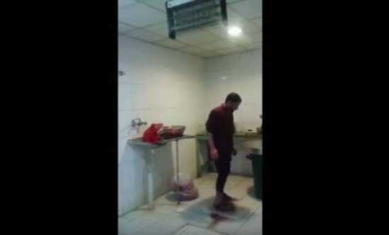 بالفيديو- فضيحة جديدة.. عامل عربي في مطعم يدوس على اللحم بقدميه! بالفيديو- فضيحة جديدة.. عامل عربي في مطعم يدوس على اللحم بقدميه!