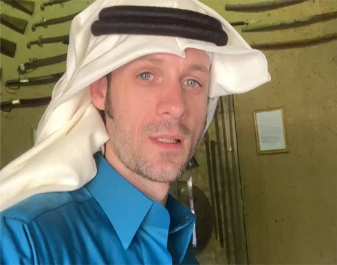 بالصور: معلم فرنسي يخطف الأنظار بارتدائه العباءة والشماغ بالصور: معلم فرنسي يخطف الأنظار بارتدائه العباءة والشماغ