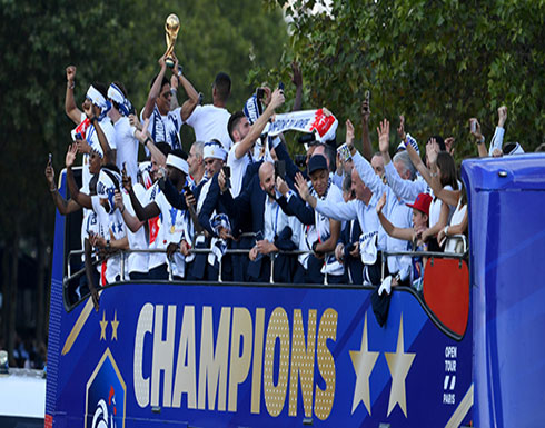 بالصور.. "الديوك" يحتفلون بكأس العالم في شوارع باريس بالصور.. "الديوك" يحتفلون بكأس العالم في شوارع باريس