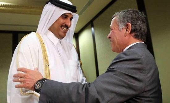 الملك في مقدمة مستقبلي أمير دولة قطر لدى وصوله إلى عمان الملك في مقدمة مستقبلي أمير دولة قطر لدى وصوله إلى عمان