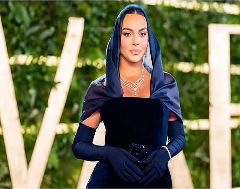 جورجينا تكرم السباحة السعودية مريم صالح بن لادن (فيديو) جورجينا تكرم السباحة السعودية مريم صالح بن لادن (فيديو)