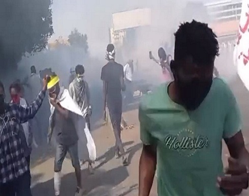 الخرطوم.. الأمن يفرق تظاهرات في شارع القصر الجمهوري بالغاز المسيل الخرطوم.. الأمن يفرق تظاهرات في شارع القصر الجمهوري بالغاز المسيل