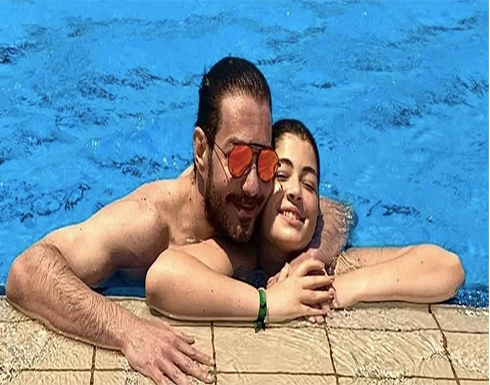 بعد انتقادات صورته مع ابنته في حمام السباحة… احمد زاهر: “مساء الخير بنتي!” بعد انتقادات صورته مع ابنته في حمام السباحة… احمد زاهر: “مساء الخير بنتي!”