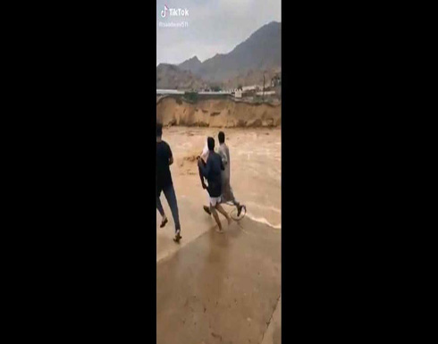 “موقف رجولي”.. سعودي يخاطر بحياته لينقذ طفلا جرفته السيول.. بالفيديو “موقف رجولي”.. سعودي يخاطر بحياته لينقذ طفلا جرفته السيول.. بالفيديو