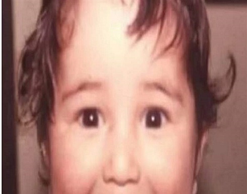 نجم شهير ينشر صورته وهو طفل ويسخر من شكله.. من هو؟ نجم شهير ينشر صورته وهو طفل ويسخر من شكله.. من هو؟
