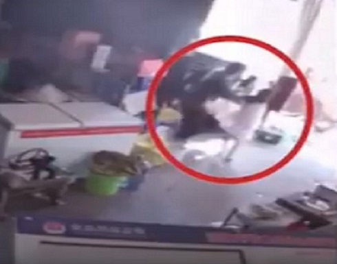فيديو مروع.. شاهد كيف خاطَرَ أب بحياته لإنقاذ طفلته؟ فيديو مروع.. شاهد كيف خاطَرَ أب بحياته لإنقاذ طفلته؟