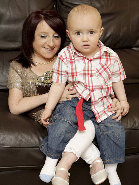 ام تتحدى الاطباء وتنجب طفل اطول منها