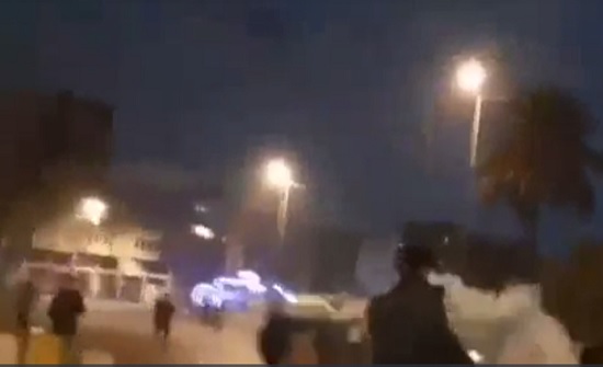 اشتباك بين الأمن ومحتجي بغداد.. انفجارات وحالات اختناق اشتباك بين الأمن ومحتجي بغداد.. انفجارات وحالات اختناق