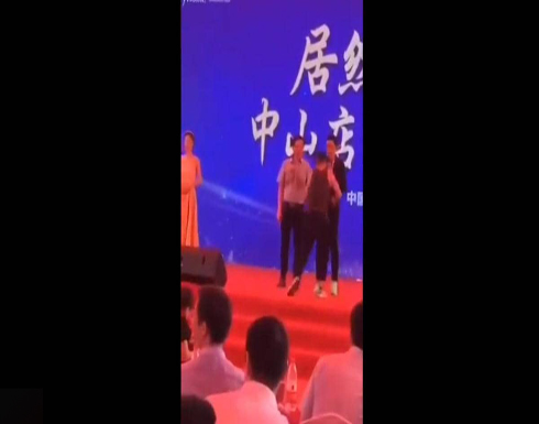 بالفيديو.. ممثل يتعرض للطعن على المسرح بالفيديو.. ممثل يتعرض للطعن على المسرح