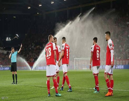 حكم الفيديو يعيد اللاعبين من غرف الملابس.. ويقلب النتيجة حكم الفيديو يعيد اللاعبين من غرف الملابس.. ويقلب النتيجة