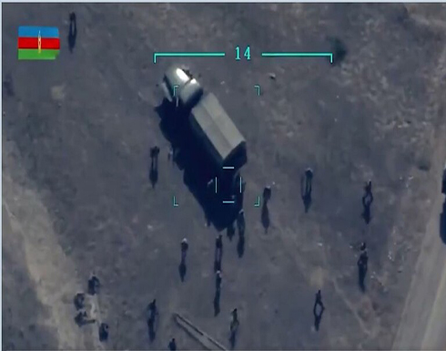 شاهد : الجيش الأذربيجاني يدمر شاحنة أثناء قيام جنود أرمن بتفريغها شاهد : الجيش الأذربيجاني يدمر شاحنة أثناء قيام جنود أرمن بتفريغها