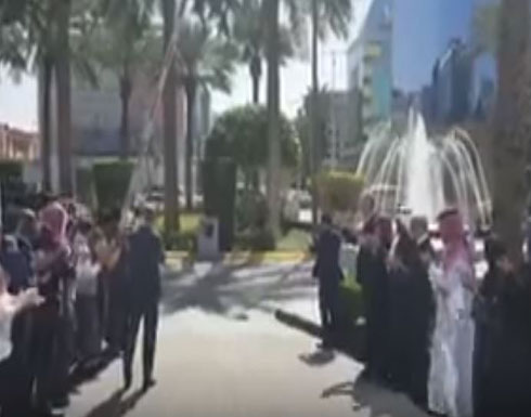 شاهد . . استقبال الوليد بن طلال في ثاني أيامه خارج "ريتز كارلتون" شاهد . . استقبال الوليد بن طلال في ثاني أيامه خارج "ريتز كارلتون"