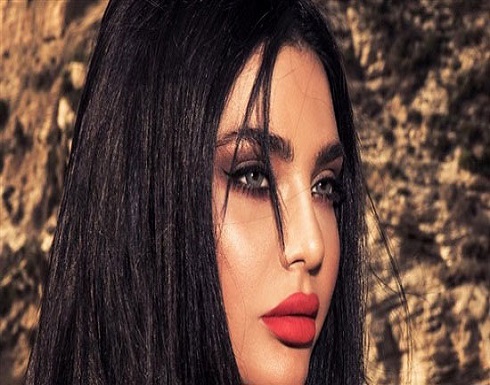 قمر اللبنانية تنشر فيديو بملابس مكشوفة الصدر وتقول : عبالي اصحى وينتهي الكورونا