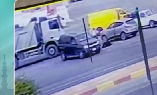 زوج يلقي زوجته من السيارة ويدهسها في السعودية (فيديو) زوج يلقي زوجته من السيارة ويدهسها في السعودية (فيديو)