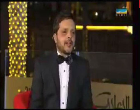 بالفيديو - محمد هنيدي يتعرض لموقف محرج على الهواء في دبي.. وهذا ما حصل على السجادة الحمراء! بالفيديو - محمد هنيدي يتعرض لموقف محرج على الهواء في دبي.. وهذا ما حصل على السجادة الحمراء!