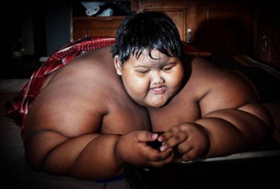 إليكم قصة أسمن طفل في العالم.. يلتهم كل شيء ولا يشبع أبداً!