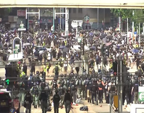 شاهد : الآلاف يحتجون في هونغ كونغ والشرطة تفرق المتظاهرين وتعتقل المئات شاهد : الآلاف يحتجون في هونغ كونغ والشرطة تفرق المتظاهرين وتعتقل المئات