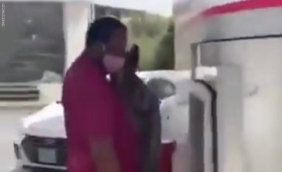 فيديو اعتداء على وافد في السعودية لأنه ارتدى كمامة "شماغ".. والنيابة ترد فيديو اعتداء على وافد في السعودية لأنه ارتدى كمامة "شماغ".. والنيابة ترد