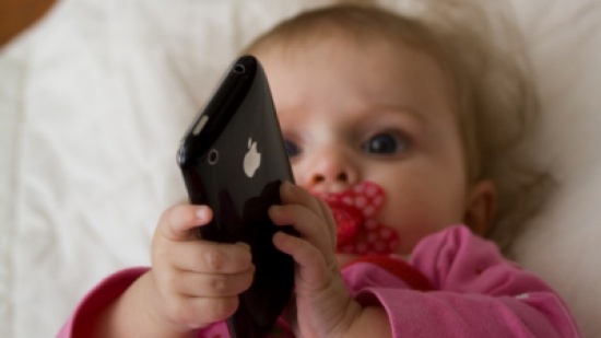 38% من الأطفال دون الثانية استخدموا أجهزة محمولة