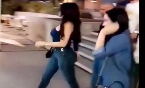 هيفا وهبي تصطدم بواجهة أحد المحلات.. شاهدوا ردّة فعلها العفوية هيفا وهبي تصطدم بواجهة أحد المحلات.. شاهدوا ردّة فعلها العفوية
