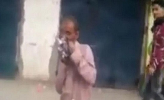 فيديو: يمني يثير الجدل بتناوله حمامة نيئة أمام المارة فيديو: يمني يثير الجدل بتناوله حمامة نيئة أمام المارة
