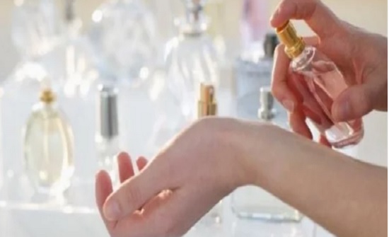 فى دقيقتين.. حافظى على ثبات عطرك طول اليوم بحيلة لن تتوقعيها فى دقيقتين.. حافظى على ثبات عطرك طول اليوم بحيلة لن تتوقعيها