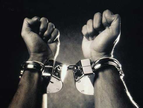 فارّ يتذمّر من الأصفاد!