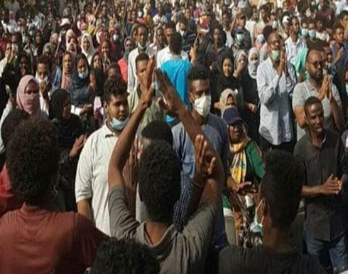 تجدد الاحتجاجات بالسودان.. وقروض بـ 300 مليون دولار تجدد الاحتجاجات بالسودان.. وقروض بـ 300 مليون دولار