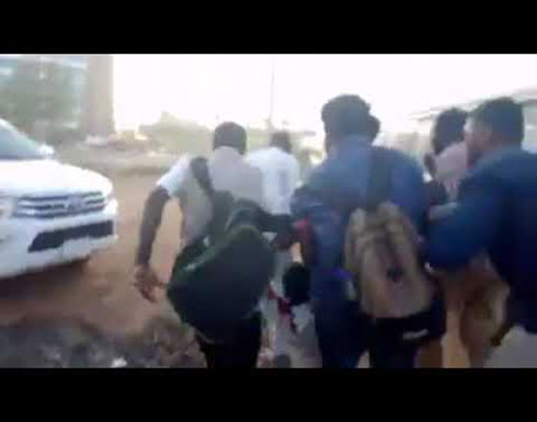 شاهد : الجيش السوداني يعلن عن "تمرد" لعناصر في المخابرات وإغلاق المجال الجوي للخرطوم شاهد : الجيش السوداني يعلن عن "تمرد" لعناصر في المخابرات وإغلاق المجال الجوي للخرطوم