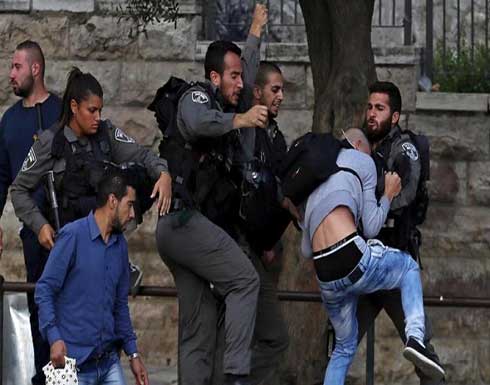 الاحتلال يعتقل فلسطينيين بعد الاعتداء عليهما أُثناء خروجهما من المسجد الأقصى الاحتلال يعتقل فلسطينيين بعد الاعتداء عليهما أُثناء خروجهما من المسجد الأقصى