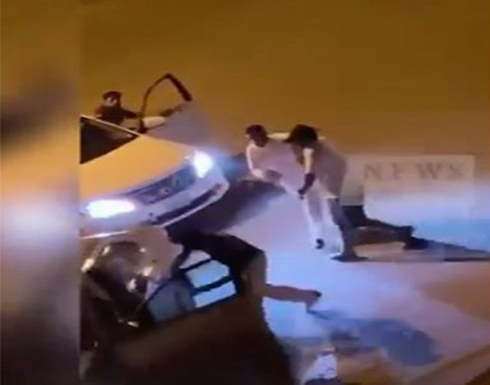الكويت.. مشاجرة بالسواطير ودهس بالسيارات (فيديو) الكويت.. مشاجرة بالسواطير ودهس بالسيارات (فيديو)